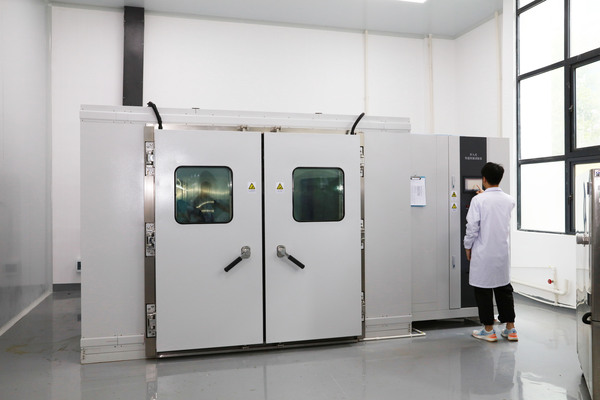 9.步入式恒温恒湿试验室.jpg