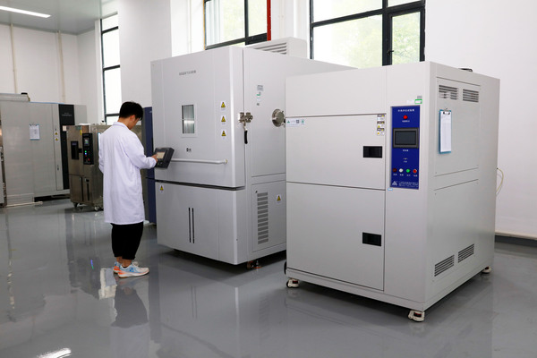 10.高低温低气压试验箱.jpg